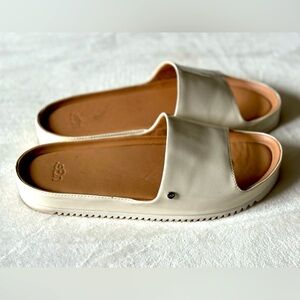 UGG Ivory Slides Sz. 7